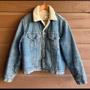 Levi’s Sherpa lined vintage trucker blue jean denim men’s jacket. Sz 44. EUC